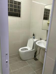 Fotografie z fotogalerie ubytování Spacious Double Storey House in Bandar Country Homes, Rawang, Ideal for families or working professionals seeking comfort, convenience and a quiet place to call home v destinaci Kampung Tumbuk Pantai