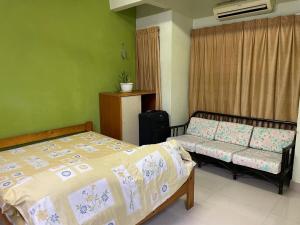 Fotografie z fotogalerie ubytování Spacious Double Storey House in Bandar Country Homes, Rawang, Ideal for families or working professionals seeking comfort, convenience and a quiet place to call home v destinaci Kampung Tumbuk Pantai