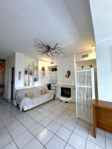 una camera bianca con letto e camino di Villa Zografos a Heraklia (Iraclia) Altre 76 foto