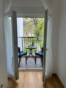 ベラネにあるAura Apartmentのパティオ(テーブル、椅子付)へアクセスできます。