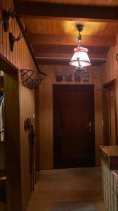 een hal met een deur en een kroonluchter bij Die Waldstube in Bromskirchen