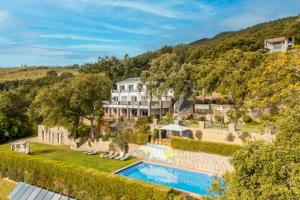蒙希克VilaFoia的一座带游泳池和房子的庄园