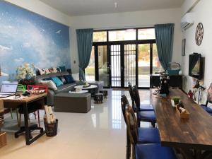 una sala de estar con un sofá y una mesa en Pier 10, en Magong