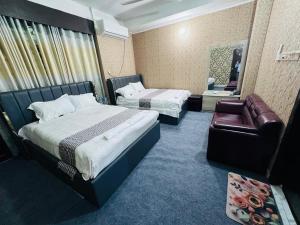 Postel nebo postele na pokoji v ubytování Hotel Ebraj Sylhet