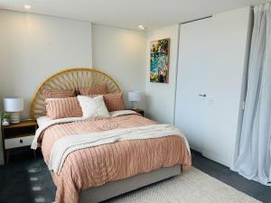 En eller flere senge i et værelse på The Manly beach pad