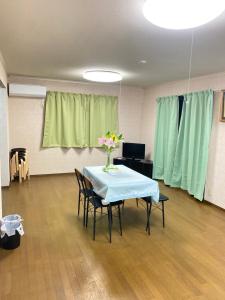 Televiisor ja/või meelelahutuskeskus majutusasutuses 高島市一棟貸切 Biwa Lake琵琶湖 徒歩5分 大人数でご利用だとお得連泊がお得BBQ可能自転車無料利用可