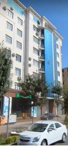 un coche blanco estacionado frente a un gran edificio en well apartment, en Samarkand 18 fotos más