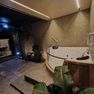 Ένα μπάνιο στο Villa Lorr by Antonio Homes