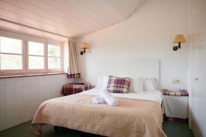 Un dormitorio con dos camas y una ventana. en Hotel restaurant Xalet la Coromina, en Viladrau 77 fotos más
