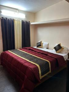 Un dormitorio con una cama grande en una habitación. en Vel Home Stay, en Kodaikanal
