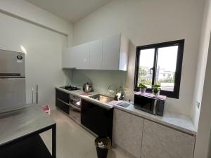 A kitchen or kitchenette at 十月 Mooon House