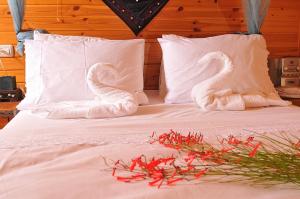 two swans made out of towels on a bed at הבקתות של רחל in Kahal +17 photos