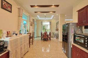 une cuisine avec une table et une salle à manger dans l'établissement The Hill Villa - Đà Lạt, à Xuan An 12 autres photos