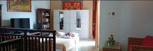 ein Zimmer mit einem Wohnzimmer und einem weißen Kühlschrank in der Unterkunft Lovender in Mantaak