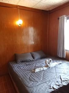 Giường trong phòng chung tại Hillhouse bungalow