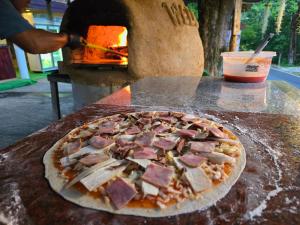 Ban Bang BaoにあるHillhouse bungalowのピザをオーブンで焼いている +24枚の写真