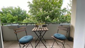 two chairs and a table on a balcony at BEIMS APARTMENT-Vollausstattung-Küche, kostenlos-WFI, Smart-TV in Magdeburg