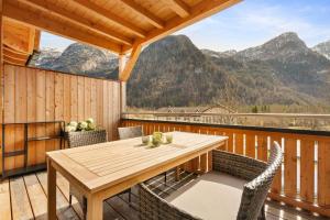 オーバートラウンにあるPenthouse N8の山の景色を望むデッキ(木製テーブル、椅子付) +10枚の写真