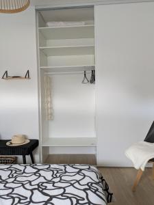 sypialnia z szafą i łóżkiem w obiekcie Chambre d'hôtes chez Marie w mieście Coëtmieux +14 zdjęć