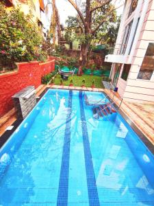Bazén v ubytování Amy Villa Lonavala luxury 5bhk with private swimming pool nebo v jeho okolí