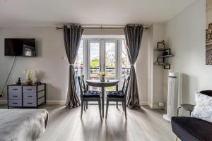 Posezení v ubytování Luxurious & Spacious 3-BR Free Parking Balcony