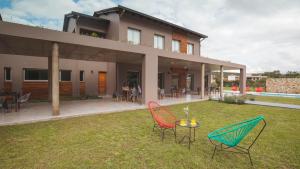 een huis met twee stoelen en een tafel in de tuin bij Amalinas Hotel in San Lorenzo