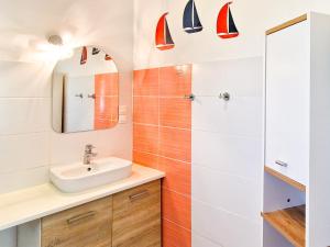 un baño con lavabo y espejo en Morska Polana, en Mielno 132 fotos más