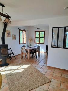 a living room with a table and a fireplace at Villa Haut de Gamme Golf de Pont Royal 6 Personnes, Climatisé, Piscine in Mallemort