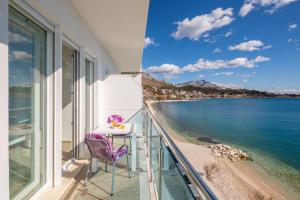 ein Balkon mit Tisch und Meerblick in der Unterkunft Blue Wonder Apartments in Dugi Rat