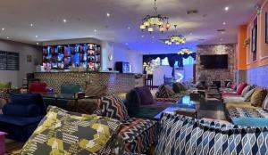 a living room with couches and a bar at 家德里酒店Dilli home hotel in Zhongshan
