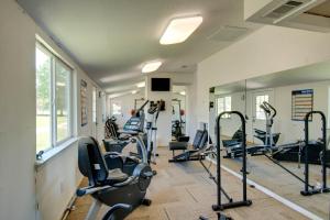 Fitnesscenter och/eller fitnessfaciliteter på Lake Conroe One-Bedroom Cabin 3