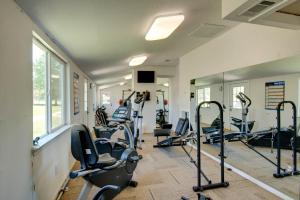 ein Fitnessstudio mit mehreren Laufbändern und Crosstrainern in der Unterkunft Lake Conroe One-Bedroom Cabin 3 in Willis