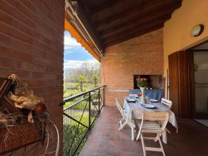 a patio with a table and chairs on a balcony at La Vacanzella in Ponti Sul Mincio