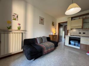 a living room with a couch and a kitchen at La Vacanzella in Ponti Sul Mincio