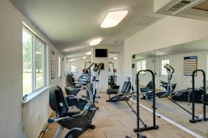 un gimnasio con varias cintas de correr y máquinas elípticas en Lake Conroe Queen Studio Cabin 5, en Willis