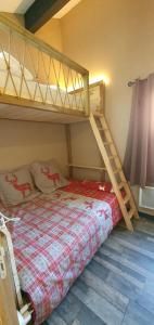 Postel nebo postele na pokoji v ubytování Le 6 du Pitalugue Bonascre appartement en duplex 55m2