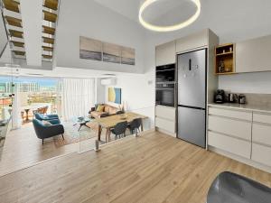 Kuchyň nebo kuchyňský kout v ubytování Beachfront Paradise Penthouse