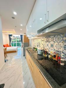 a kitchen with a counter top in a room at Ocean Vista Mai House in Ấp Phú Tịnh (2)