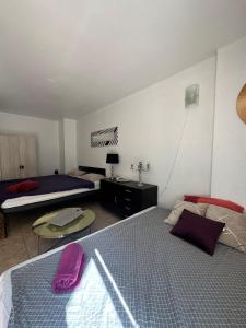 En eller flere senge i et værelse på Cute studio Beausoleil 10 steps to Monaco