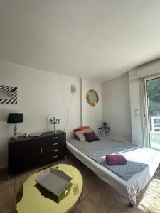 En eller flere senge i et værelse på Cute studio Beausoleil 10 steps to Monaco + 5 billeder