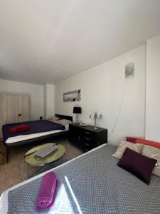 En eller flere senge i et værelse på Cute studio Beausoleil 10 steps to Monaco