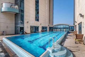 una grande piscina di fronte a un edificio di Ritzside Marina Stay a Herzliya B