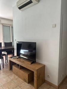 Et tv og/eller underholdning på Cute studio Beausoleil 10 steps to Monaco