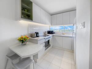 Kuchyň nebo kuchyňský kout v ubytování The Sharon Sky Suite