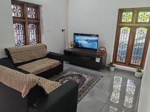 TV a/nebo společenská místnost v ubytování Sapphire Haven