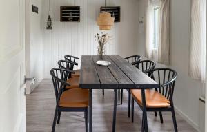 Posezení v ubytování 4 Bedroom Cozy Home In Hals