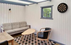 Posezení v ubytování 4 Bedroom Cozy Home In Hals