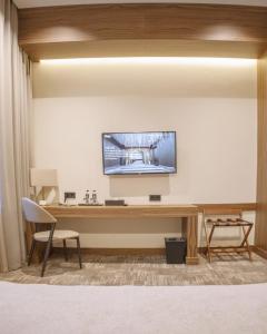 TV a/nebo společenská místnost v ubytování Hotel The Pacific Suites Near delhi internationl airport