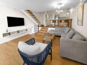 Μια τηλεόραση ή/και κέντρο ψυχαγωγίας στο Beachfront Heights Duplex