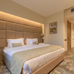 Postel nebo postele na pokoji v ubytování Hotel The Pacific Suites Near delhi internationl airport